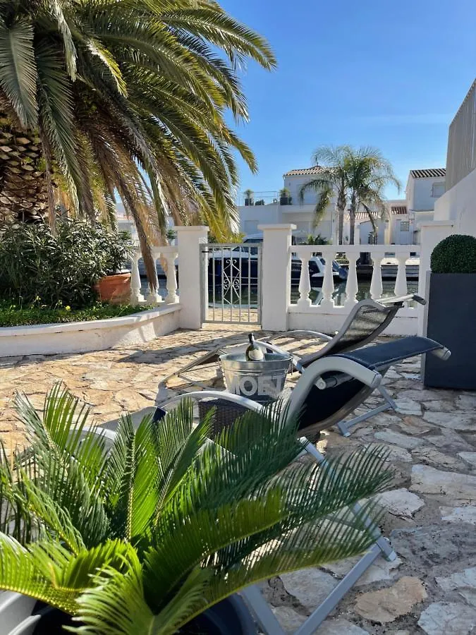Maison sur canaux marina Empuriabrava avec 4 suites dont 1 suite balnéo Jacuzzi España