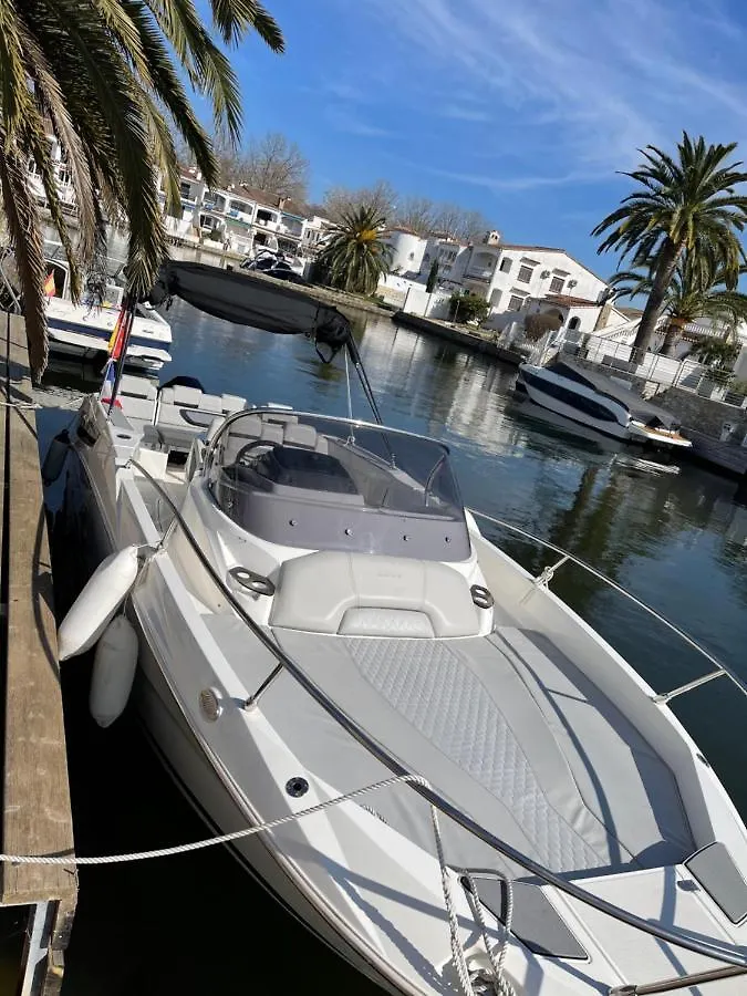 Maison sur canaux marina Empuriabrava avec 4 suites dont 1 suite balnéo Jacuzzi 0*,  España