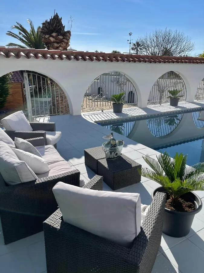 Maison sur canaux marina Empuriabrava avec 4 suites dont 1 suite balnéo Jacuzzi Сasa de vacaciones