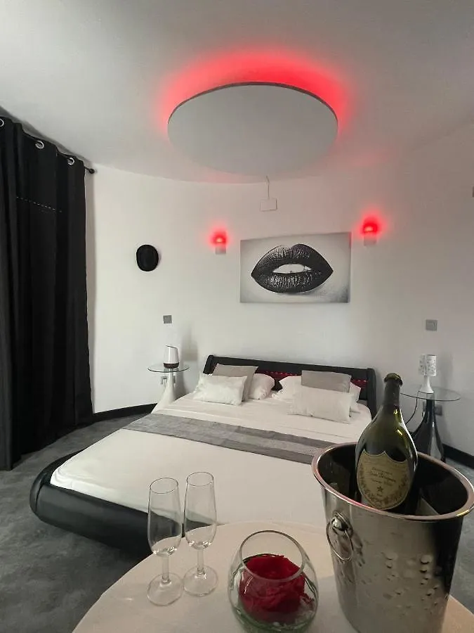 Maison sur canaux marina Empuriabrava avec 4 suites dont 1 suite balnéo Jacuzzi España