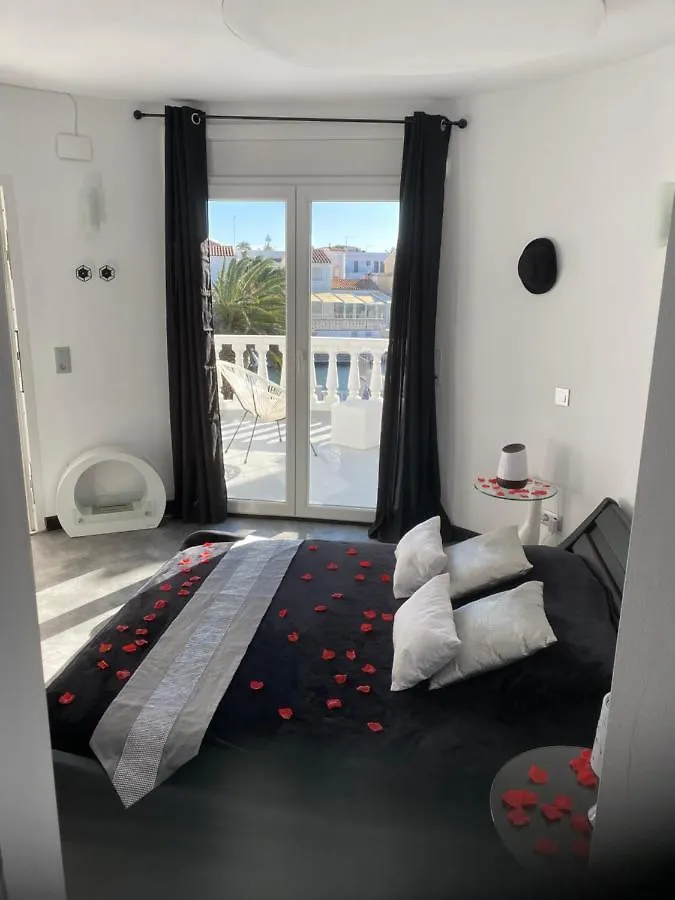 Maison sur canaux marina Empuriabrava avec 4 suites dont 1 suite balnéo Jacuzzi Сasa de vacaciones