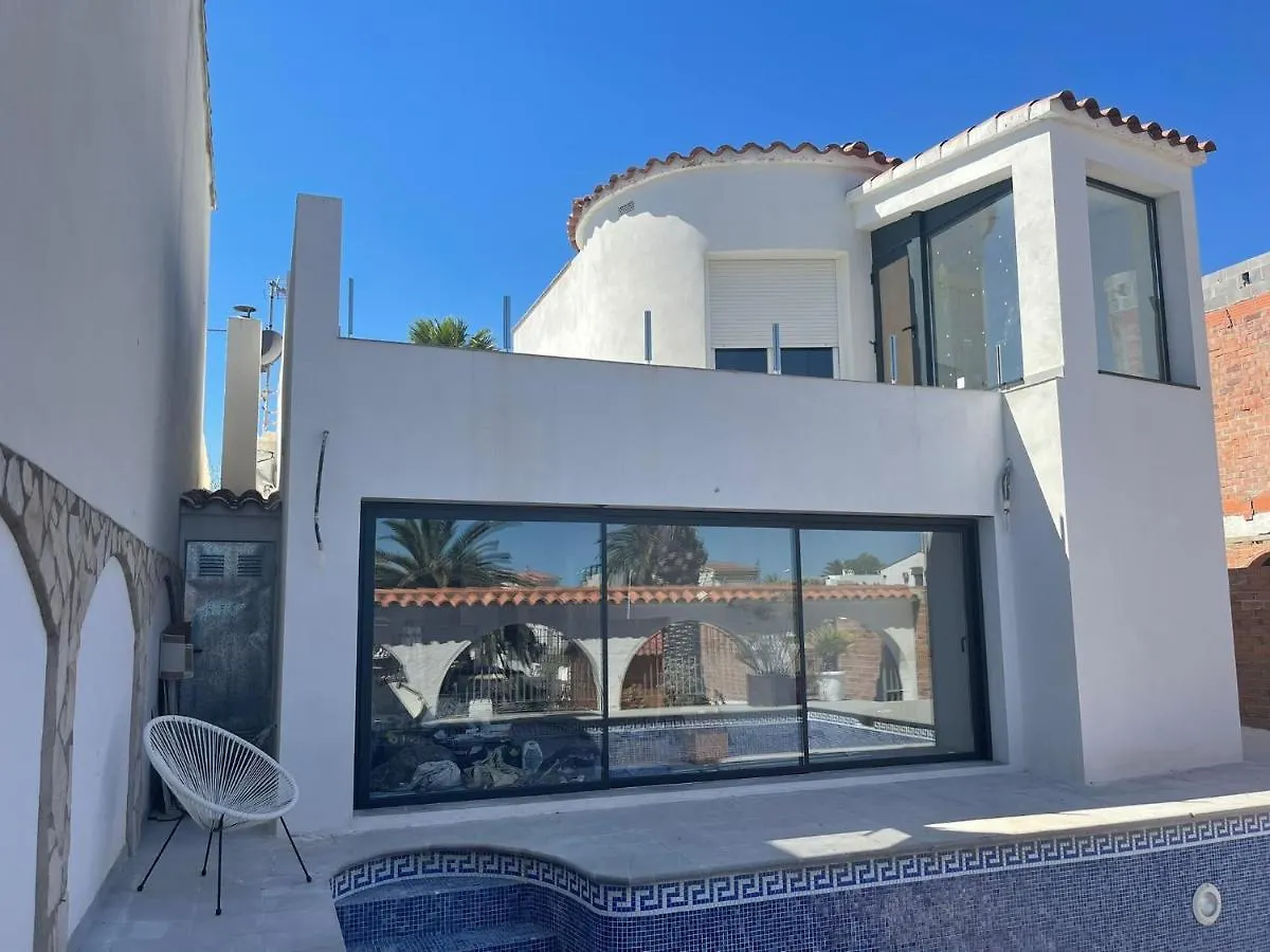 Maison sur canaux marina Empuriabrava avec 4 suites dont 1 suite balnéo Jacuzzi 0*,  España