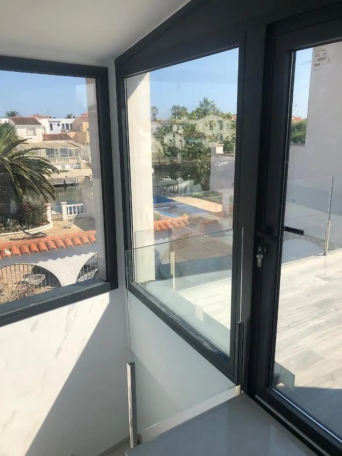Maison sur canaux marina Empuriabrava avec 4 suites dont 1 suite balnéo Jacuzzi Сasa de vacaciones